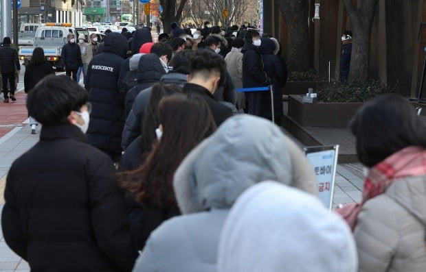 1일 오전 서울 송파구보건소 선별진료소에서 시민들이 신종 코로나바이러스 감염증(코로나19) 검체 검사를 받기 위해 줄을 서 있다. /사진=뉴스1