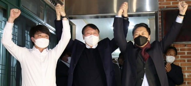 이준석 국민의힘 당대표(왼쪽부터), 윤석열 대선 후보, 김기현 원내대표가 3일 오후 울산 울주군 한 식당에서 손을 맞잡고 만세를 하고 있다. 사진=뉴스1