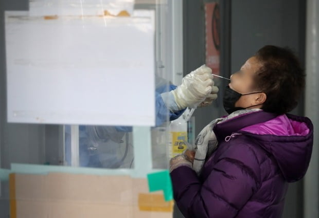 서울 동대문구 청량리역광장에 마련된 임시선별진료소를 찾은 한 시민이 코로나19 검사를 받고 있다. /사진=뉴스1