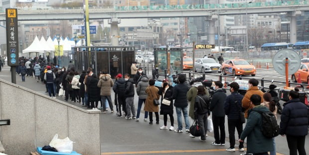 서울 중구 서울역광장에 마련된 신종 코로나바이러스 감염증(코로나19)  임시 선별검사소에서 시민들이 검사를 위해 줄 서 있다.(사진=뉴스1)