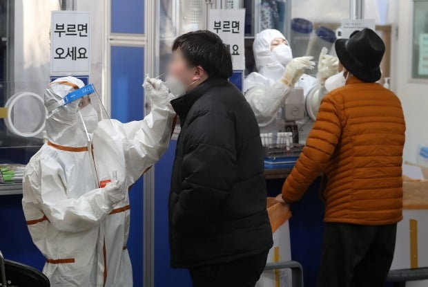 서울 송파구보건소에 마련된 코로나19 선별진료소에서 시민들이 검체 검사를 받고있다. /사진=뉴스1