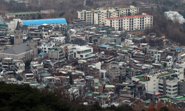 서울 남산에서 바라본 서울 다세대주택과 아파트 단지의 모습. 사진=뉴스1