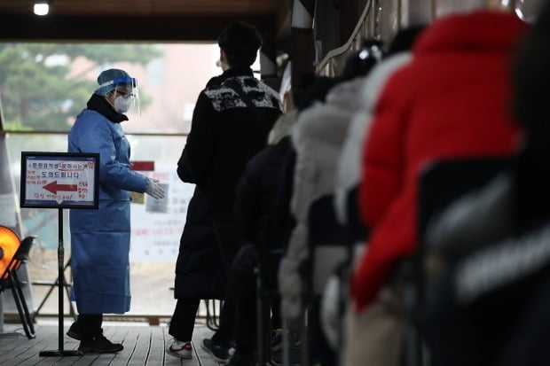 16일 오전 서울 송파구보건소 선별진료소를 찾은 시민들이 코로나19 검사를 받기 위해 대기하고 있다. 이날 정부는 사적 모임 허용 인원 4인, 식당 및 카페 영업은 밤 9시까지로 제한하는 내용의 거리두기 조정 방안을 발표했다. /사진=뉴스1