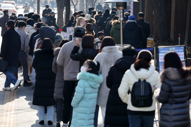 20일 오전 서울 송파구보건소 선별진료소에서 시민들이 신종 코로나바이러스 감염증(코로나19) 검사를 받기 위해 길게 줄 서 있다. /사진=뉴스1