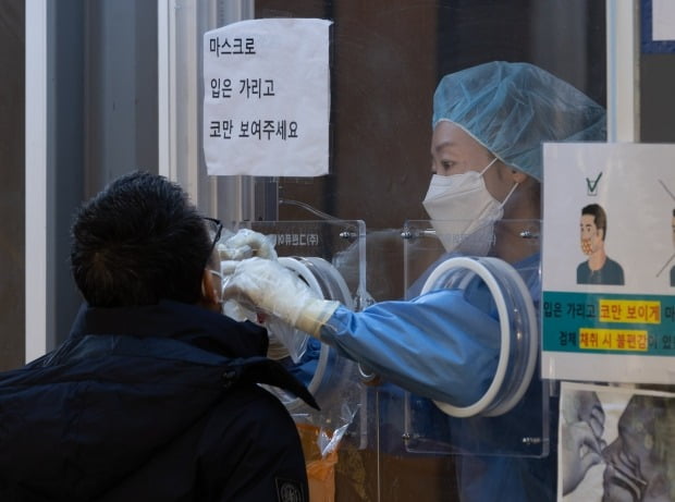 22일 오전 서울 중구 서울역광장에 마련된 선별진료소를 찾은 한 시민이 검체검사를 받고 있다. /사진=뉴스1