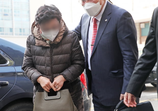 땅 매입 과정에서 통장 잔고 증명서 위조 혐의를 받는 윤석열 국민의힘 대선후보의 장모 최모씨(74)가 지난 23일 경기 의정부지방법원에서 열린 1심 선고 공판에 출석하고 있다. 사진=뉴스1