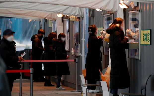 서울 중구 서울광장에 마련된 신종 코로나바이러스 감염증(코로나19) 임시 선별진료소를 찾은 시민들이 검사를 받고 있다. /사진=뉴스1