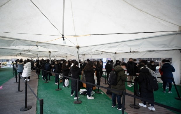  28일 오전 서울 송파구보건소에 마련된 선별진료소를 찾은 시민들이 검체검사를 받기 위해 줄을 서 있다. /사진=뉴스1