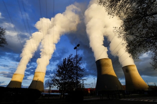 프랑스 남부 크뤼아스에 있는 프랑스 전력공사(EDF)의 원자력 발전소 냉각탑에서 수증기가 솟아오르고 있다.  / 연합뉴스 
