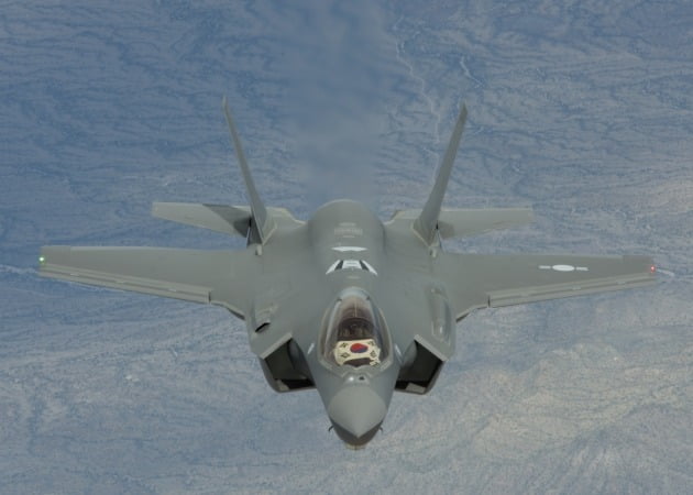 2019년 3월 국내에 처음 인계된 F-35A 전투기가 미국 공군 루크기지에서 출발해 청주기지로 비행하고 있는 모습./ 방위사업청 제공