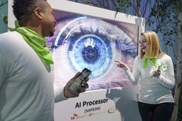 SK텔레콤이 SK 관계사와 함께 마련한 공동 전시 부스에서 모델들이 AI 반도체 '사피온(SAPEON)'을 소개하고 있다./사진=SKT