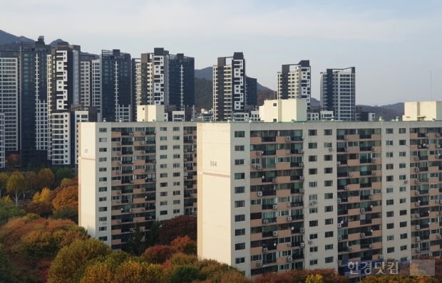 지난해 재건축 시공사를 선정한 과천 주공 5단지와 재건축을 마친 과천 푸르지오 써밋(1단지). 사진=오세성 한경닷컴 기자 