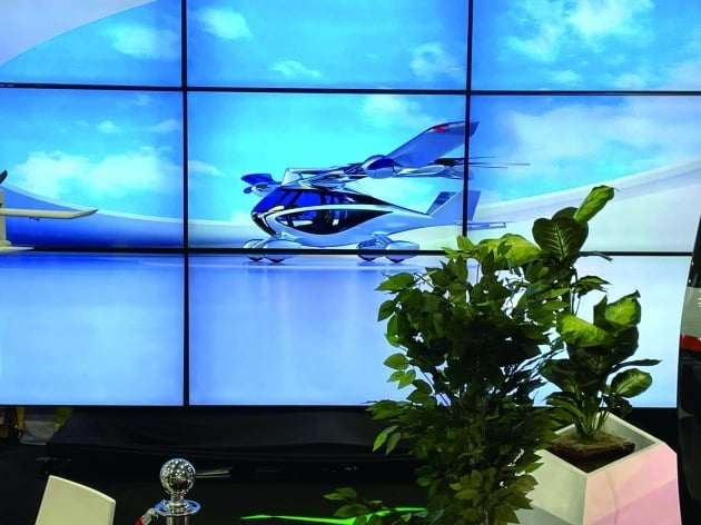 유레카파크에 전시된 ASKA™ 'drive and fly vehicle' 풀 사이즈 콘셉트 모델.