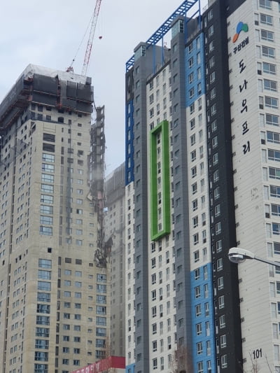 광주 신축아파트 공사장서 외벽 무너져…6명 연락 두절