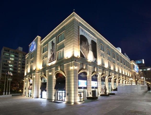 한국 최초의 명품 전문 백화점인 갤러리아 명품관은 명품 구매 열풍에 힘입어 오픈 31년 만에 매출 1조를 달성했다. 사진=갤러리아 제공