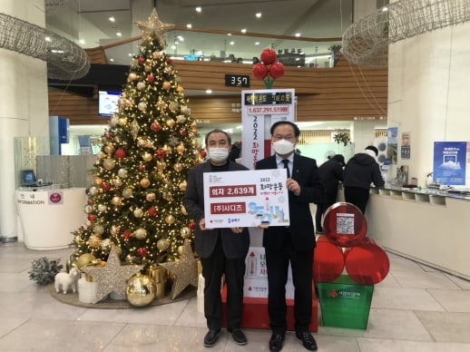 지난 12일 송파구청에서 열린 시디즈 의자 전달식에서 시디즈 이상배 대표이사(왼쪽)와 송파구청 이승근 주민복지국장(오른쪽)이 기념 사진을 찍고 있다. 사진=시디즈