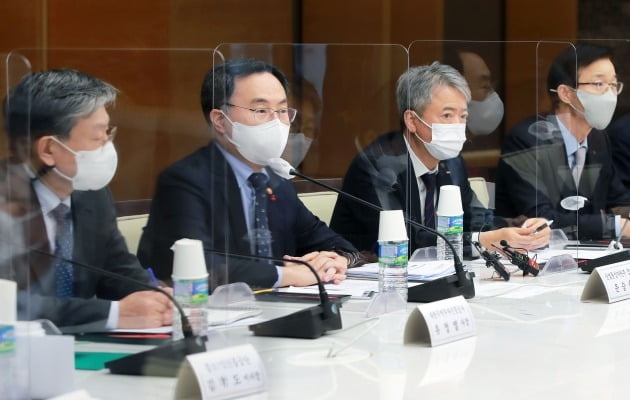 문승욱 산업통상자원부 장관(왼쪽에서 두 번째)이 13일 서울 중구 대한상공회의소에서 '무역·공급망 점검회의'를 열고 발언하고 있다. 산업통상자원부 제공
