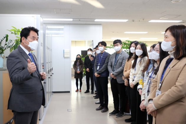 백군기 용인시장, 시청 각부서 방문해 "특례시 공직자 자부심" 주문