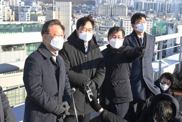 더불어민주당 이재명 대선후보가 13일 오전 서울 노원구 한 건물 옥상에서 부동산 정책발표 전 주변 노후 아파트 단지 등을 살펴보고 있다. 사진=연합뉴스