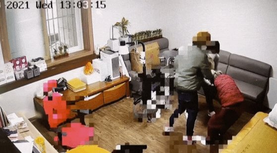한 80대 할머니가 노인보호센터에서 직원들에게 집단폭행을 당하고 있다. 출처=JTBC 뉴스 캡처