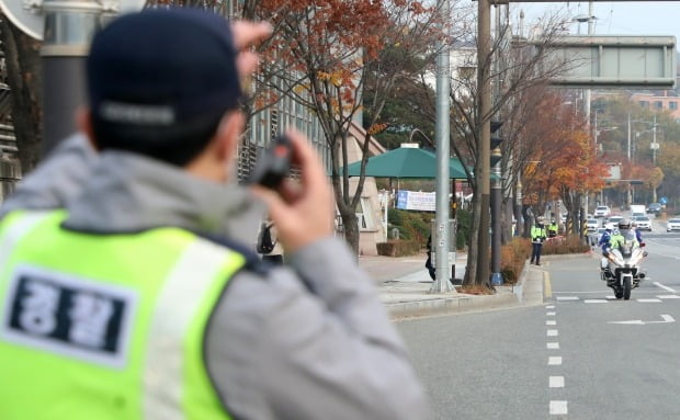 '오토바이 탄 채 강제 추행'…20대 배달원 검거