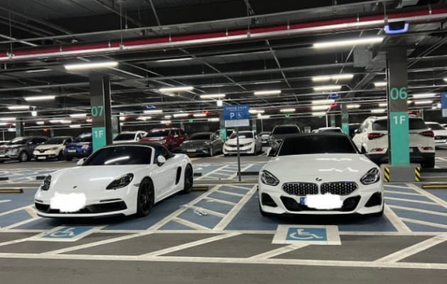 대놓고 불법 주차? 딱 걸린 포르쉐·BMW "우정샷 남겨 드림"