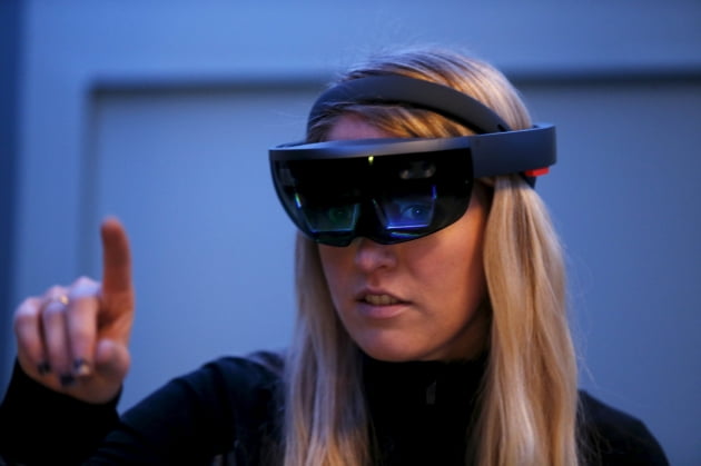 미국 마이크로소프트(MS)의 한 직원이 2016년 3월 샌프란시스코에서 열린 ‘빌드 콘퍼런스 2016’에서 증강현실(AR) 헤드셋 홀로렌즈를 시연하고 있는 모습. 연합뉴스