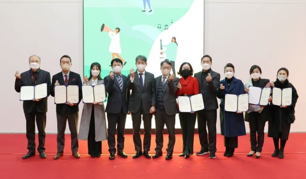 김창섭 한국에너지공단 이사장(왼쪽 다섯번째)이 18일 울산 본사에서 '2022년 에너지 아트센터' 출범식을 열었다. 에너지공단 제공


