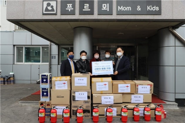 한국산단인천본부, 인천소방, 인천중소기업청 등 관계자들이 설 명절을 맞아 사랑의 물품 지원 기부활동을 하고 있다. 한국산단인천본부 제공