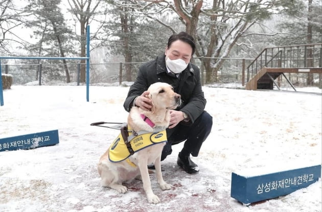 '이런 모습 처음이야' 윤석열 시각장애인 안내견 만나 함박웃음