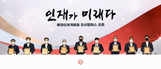 롯데는 20일 롯데인재개발원 오산캠퍼스(경기도 오산시) 개원 행사를 진행했다. 사진은 (왼쪽부터) 하석주 롯데건설 대표이사, 이영구 롯데 식품군 총괄대표, 김교현 롯데 화학군 총괄대표, 송용덕 롯데지주 대표이사, 신동빈 롯데 회장, 백주환 캐논코리아 사원(신입사원 대표), 이동우 롯데지주 대표이사, 김상현 롯데 유통군 총괄대표, 안세진 롯데 호텔군 총괄대표. 사진=롯데그룹