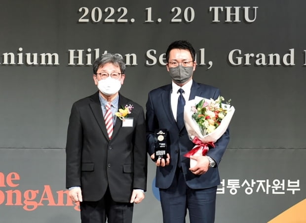 이인섭 상상인저축은행 대표(오른쪽)가 21일 '2022 고객이 가장 추천하는 브랜드' 시상식에 참석해 기념 사진 촬영을 하고 있는 모습. 사진=상상인금융그룹