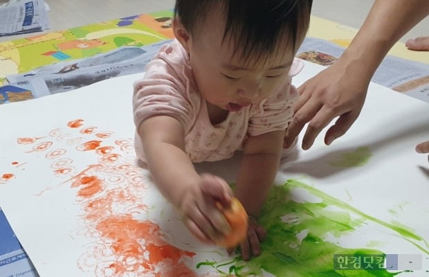 상자 안을 채우고 바닥에도 깔고…덕분에 딸아이가 물감 튈 걱정 없이 마음껏 당근 도장을 찍었습니다. 한국경제신문이 이렇게나 유용합니다.