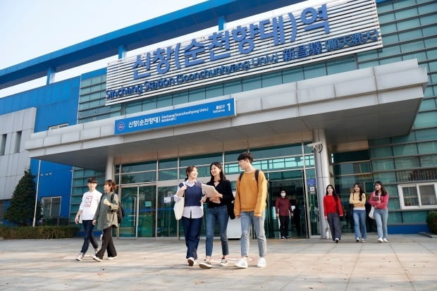 한국지역개발학회는 오는 27일 장항선과 서해선 연결철도 타당성을 논의하는 토론회를 연다. 순천향대 학생들이 장항선( 신창역)을 이용해 학교로 가고 있다. 순천향대 제공 