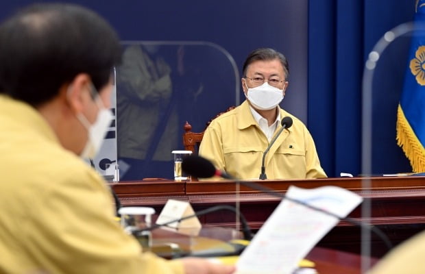 [속보] 문대통령 "오미크론 대응속도 높이길…진단키트 수급 신경써야"