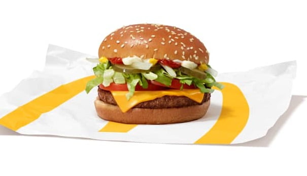 맥도날드와 비욘드미트가 공동 개발한 대체육 버거 '맥플랜트 버거'./사진=CNBC