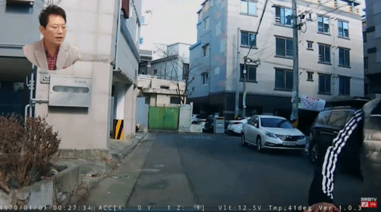 지난 17일 경상북도 구미시 골목길에서 주차 된 차량에 자전거를 타던 아이가 충돌하고 있다. / 사진=유튜브 채널 '한문철 TV' 캡처