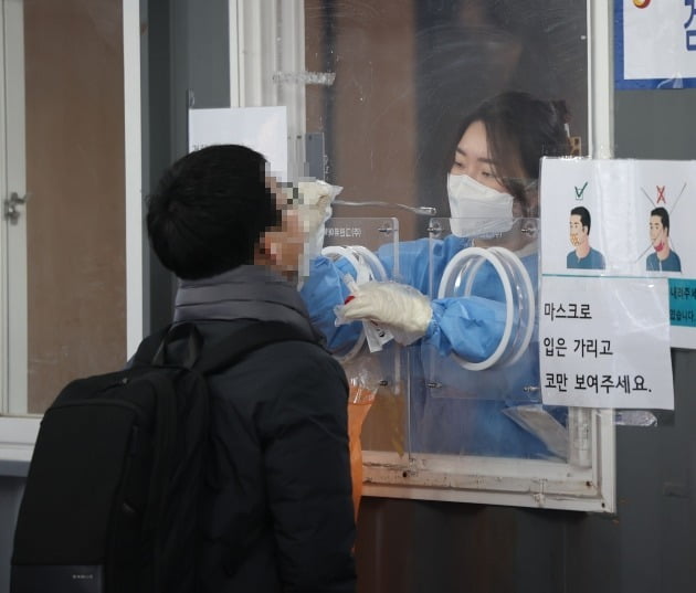 신종 코로나바이러스 감염증 신규 확진자가 1만6천96명을 기록한 28일 오전 서울역 코로나19 선별진료소를 찾은 시민들이 검사를 받고 있다. /사진=연합뉴스