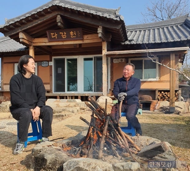 지난 26일 경남 창원시 의창구 대산면의 '다감농원'에서 만난 강창국 다감농원 대표(오른쪽)과 정대한 티몬 이삼실 파트장이 대화를 나누고 있다. [사진=이미경 기자]