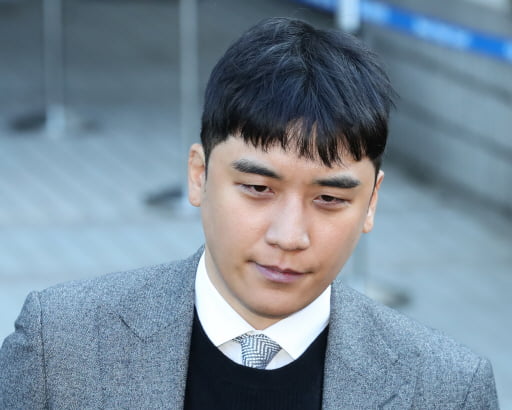 2020년 1월 13일 서울중앙지법에서 열린 구속 전 피의자 심문(영장실질심사)을 받은 뒤 법원을 나서는 승리. /사진=한경DB