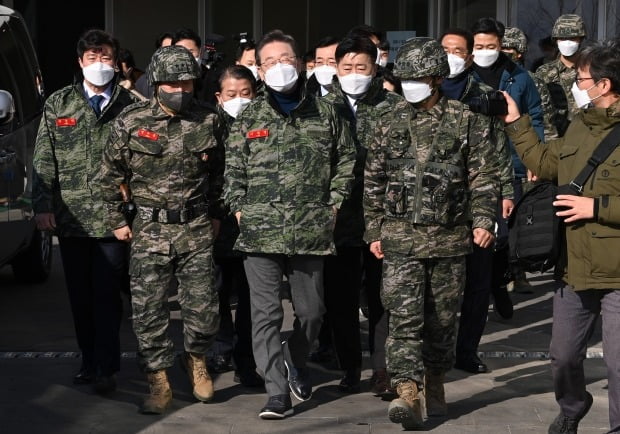 국방의식 결여? 침소봉대?… '李 입수보행 논란'에 누리꾼 갑론을박