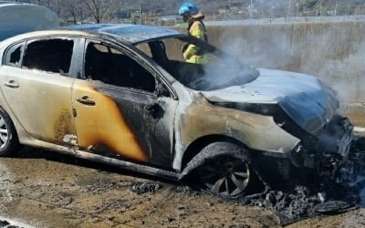 경부고속도로서 3중 추돌사고…차량 화재로 한때 정체