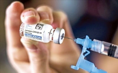 "코로나19 백신 안 맞으면 해고"…백신 의무화 시행 은행은?