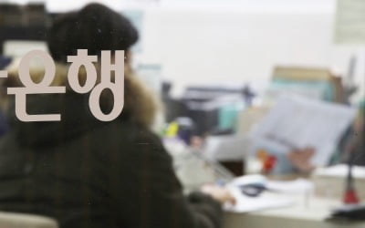 中企 절반 "'코로나 대출' 연장 안되면 빚 갚으려 또 대출받아야"