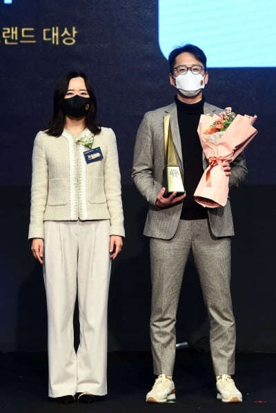 [포토] W.LAB, '2022 대한민국 퍼스트브랜드 대상' 색조화장품 중국 부문 수상