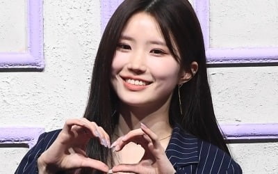 [포토] 프로미스나인 송하영, '귀여운 하트~'