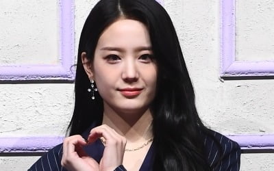 [포토] 프로미스나인 장규리, '도도한 모습으로 하트 발사~'