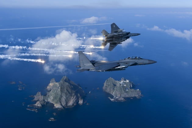 독도 상공을 비행하는 F-15K 전투기 / 대한민국 공군 홈페이지 사진 자료실