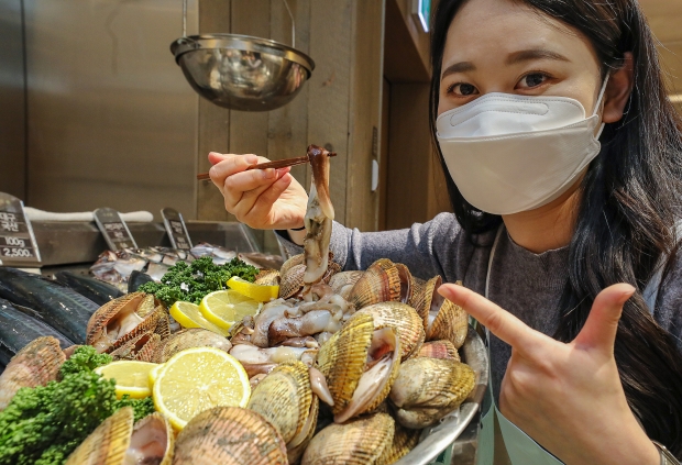 현대백화점, 제철 맞은 '새조개' 맛보세요!