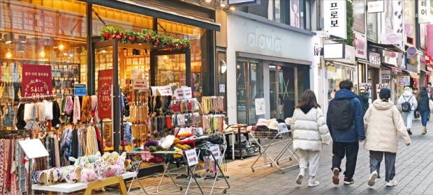 여야가 코로나19 재확산에 따른 자영업자 손실을 보전하기 위해 추가경정예산안을 연초부터 마련해야 한다고 주장하고 있다. 2일 서울 명동 거리는 사회적 거리두기 여파로 한산한 모습이었다.   김범준 기자 